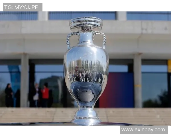 足球明星奖杯的荣耀与意义探讨及其对球员职业生涯的影响分析 足球明星奖杯的荣耀与意义探讨及其对球员职业生涯的影响分析